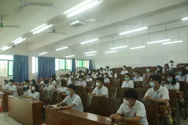 圖片包含 室內(nèi), 天花板, 桌子, 人

描述已自動(dòng)生成