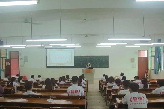 圖片包含 室內(nèi), 天花板, 場(chǎng)景, 桌子

描述已自動(dòng)生成